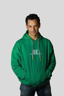  hoodie BE vert foncé porté par Tomer Sisley